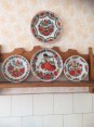 dřevěná polička s ručně malovanými talíři